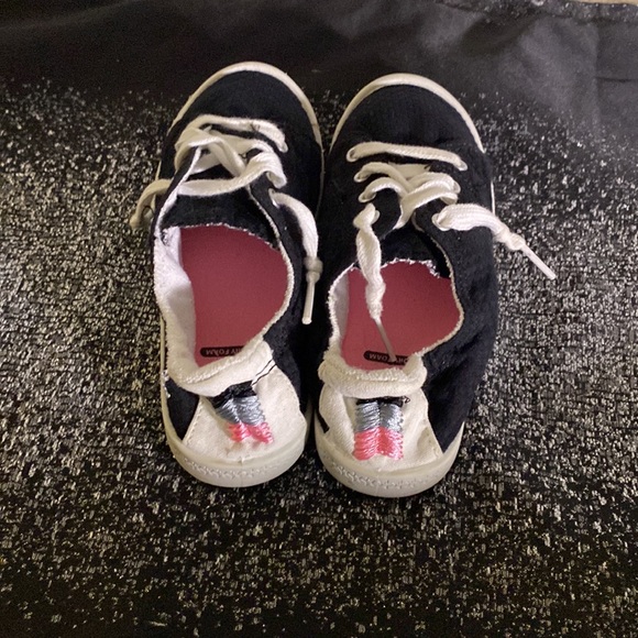 Sneakers - Picture 11 of 11